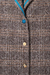 Cappotto over spigato di Margheritab con dettaglio in passamaneria e bottoni dorati.