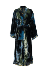 Elegant velvet kimono coat in gradient colors, featuring a printed lining and a stylish belt.
