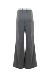 Pantalone ampio in lana grigia con cintura in cotone rigato per un look sofisticato e contemporaneo.
