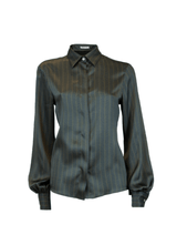 Elegante camicia in seta con maniche arricciate e collo all’italiana, stampa sottile per look versatili.