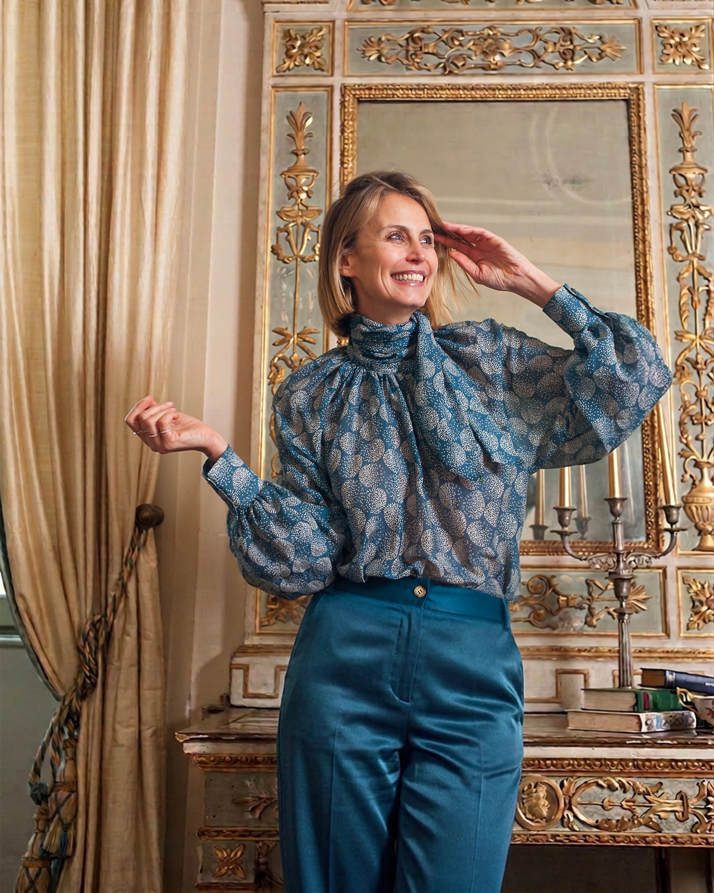 BLUSA SETA CON SCIARPA SOFFIONI