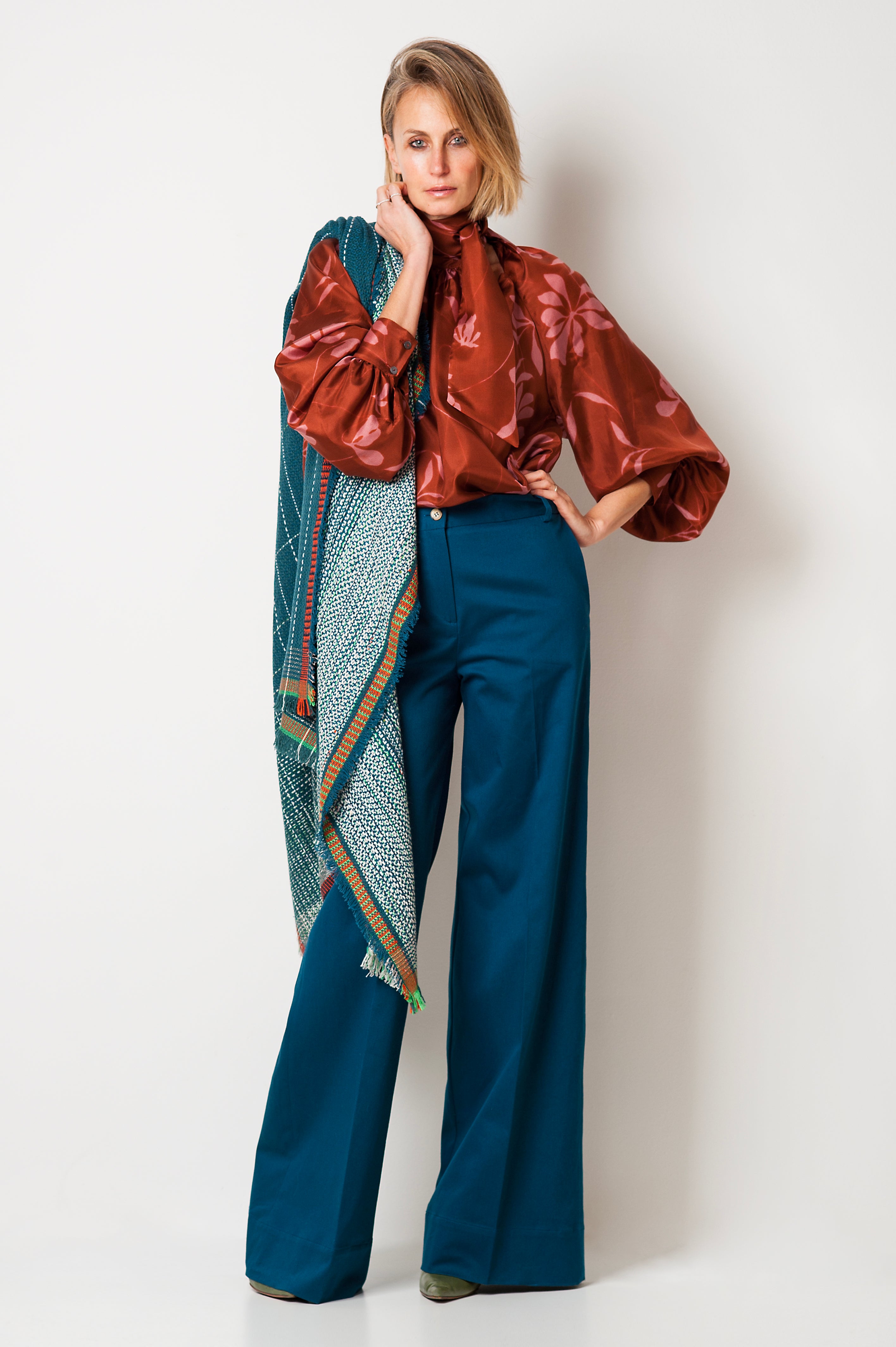 BLUSA SETA CON SCIARPA FLOREALE
