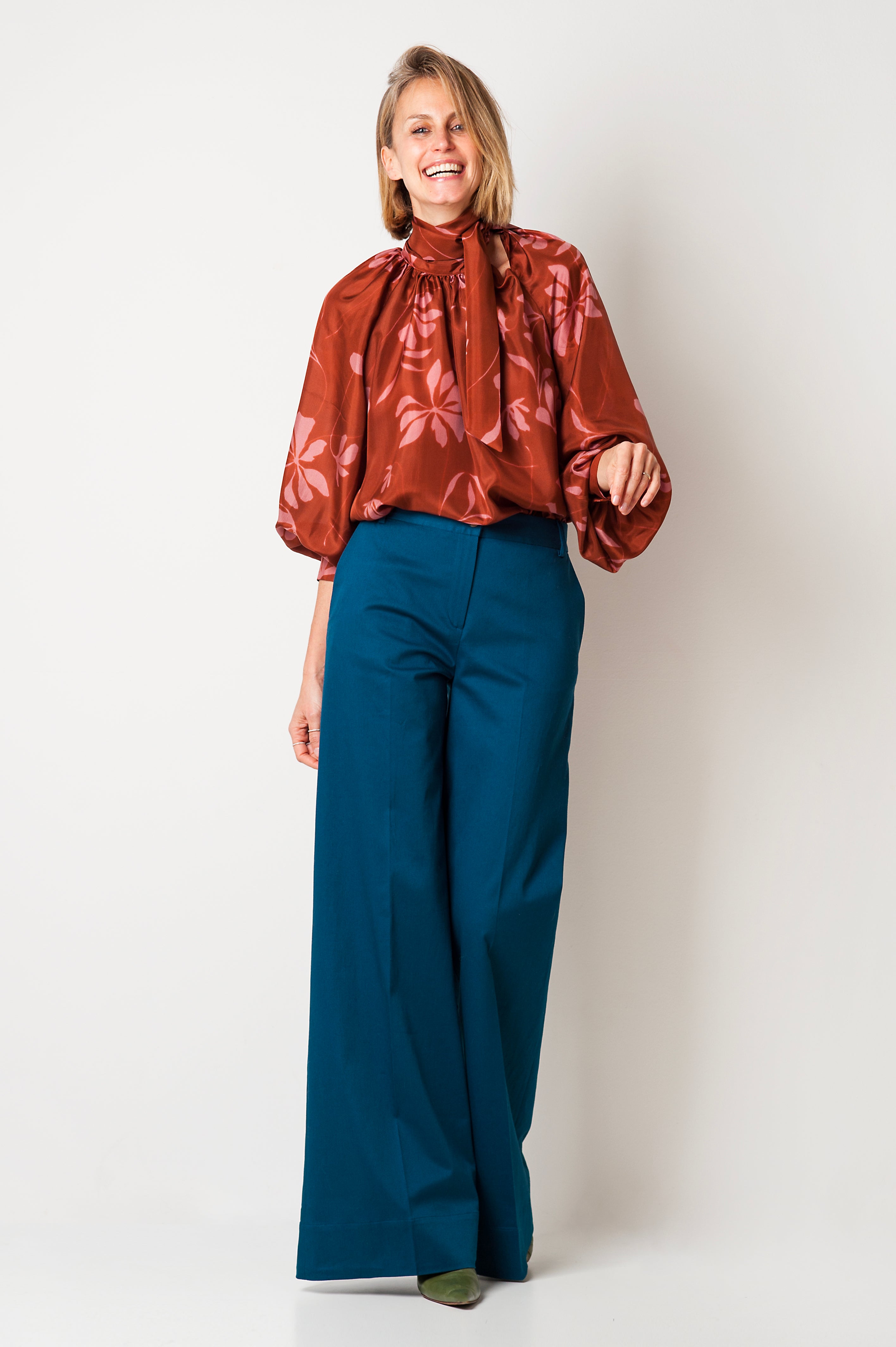 BLUSA SETA CON SCIARPA FLOREALE