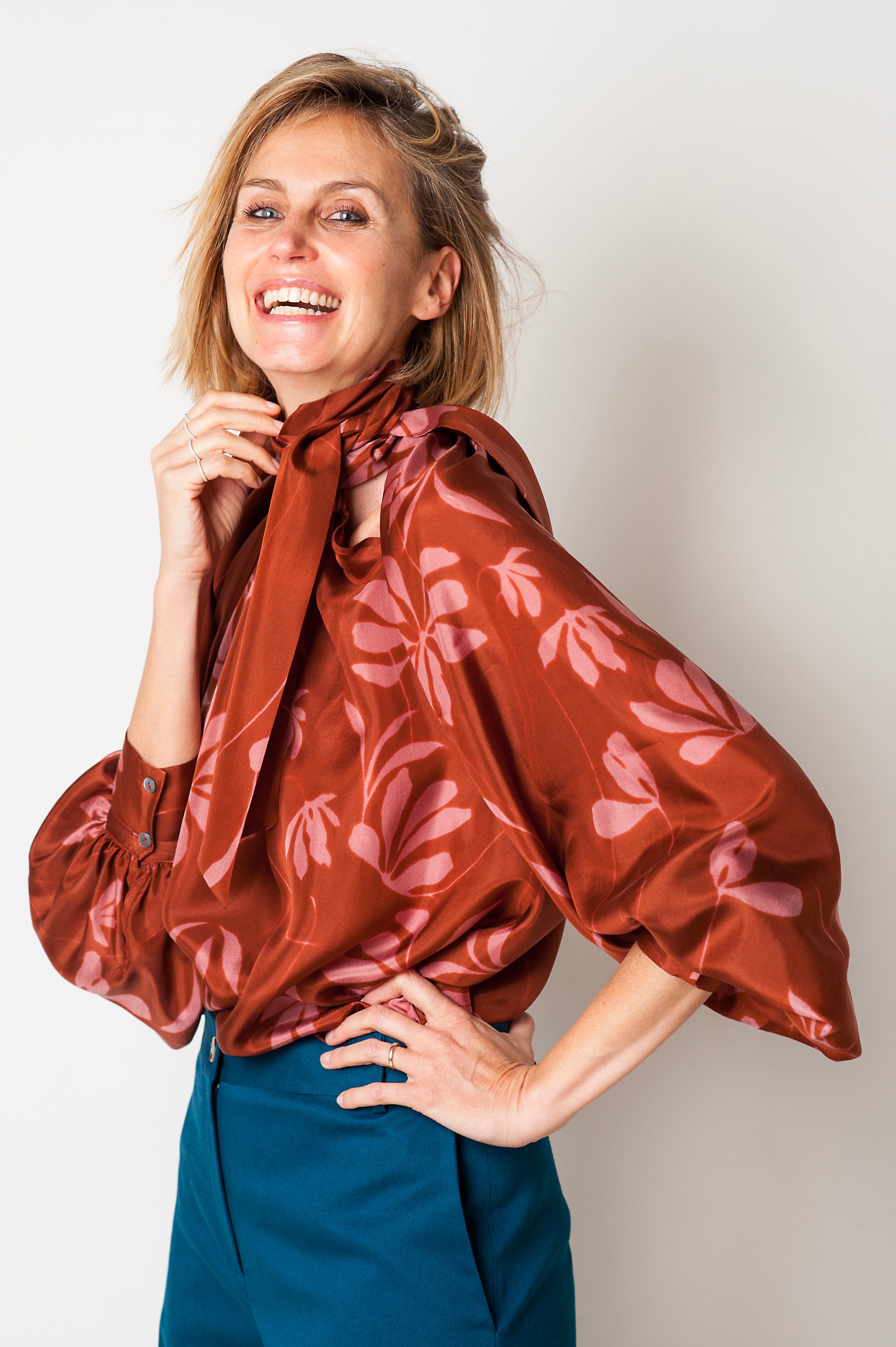 BLUSA SETA CON SCIARPA FLOREALE