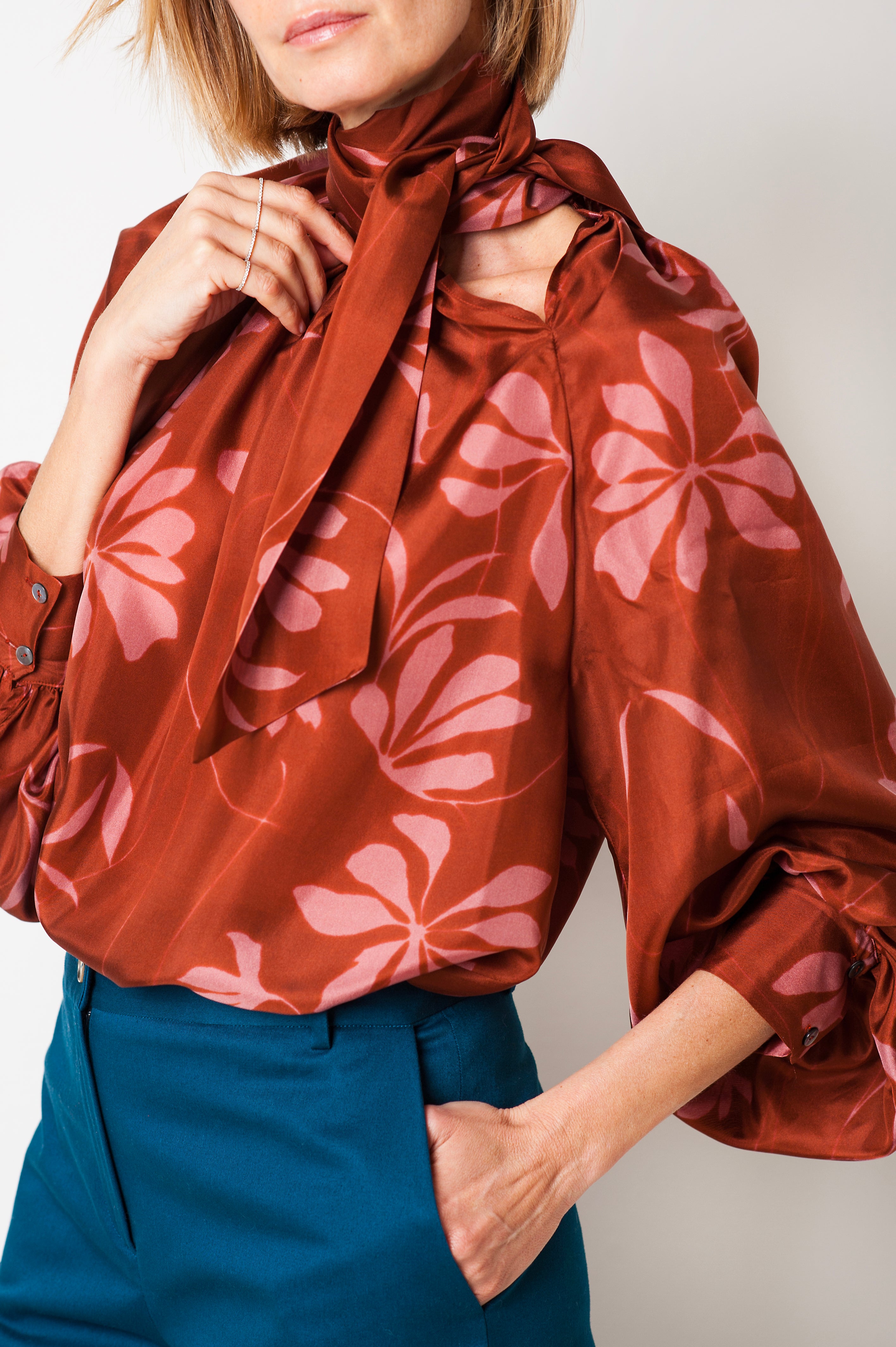 BLUSA SETA CON SCIARPA FLOREALE