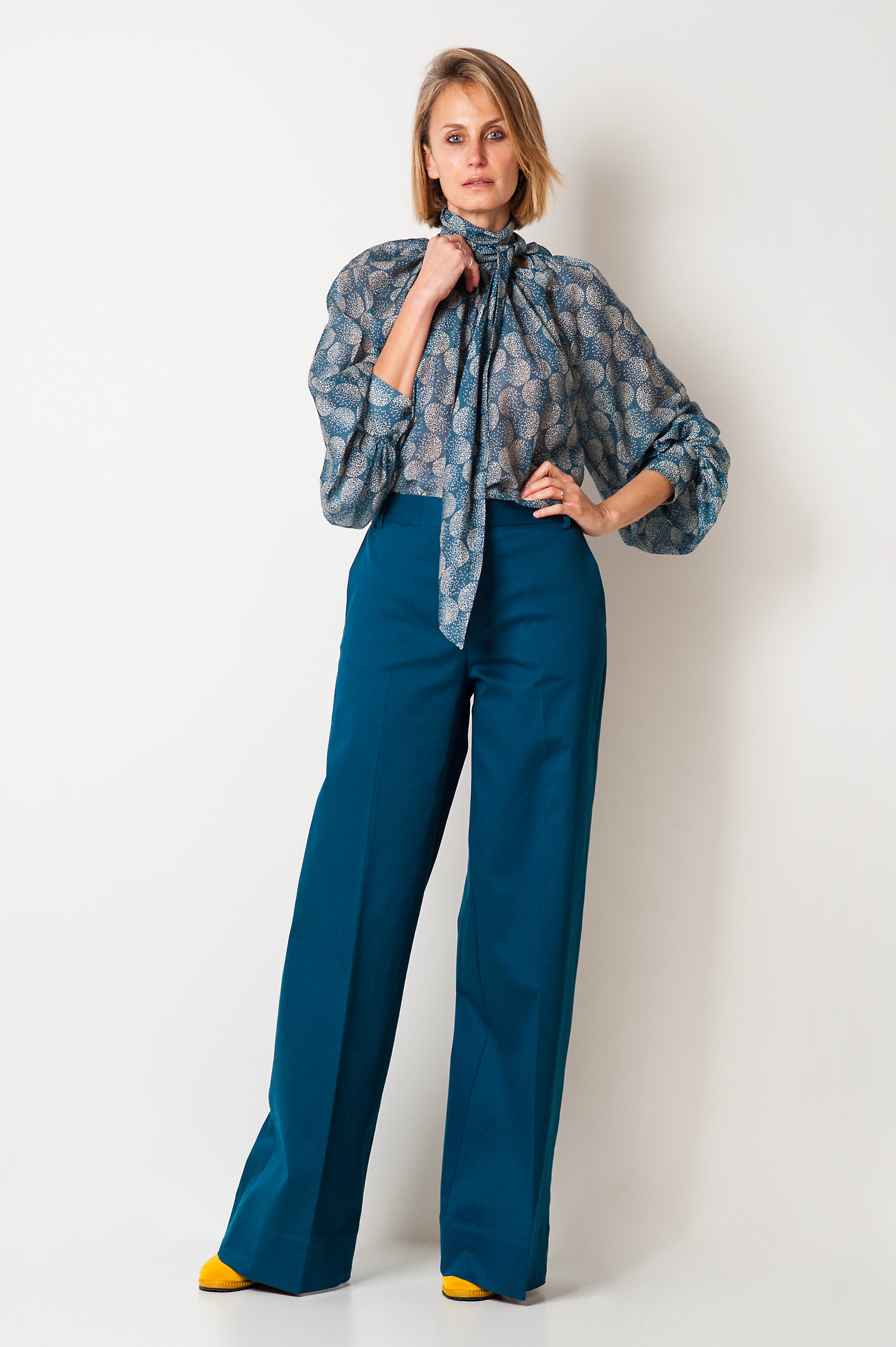 BLUSA SETA CON SCIARPA SOFFIONI