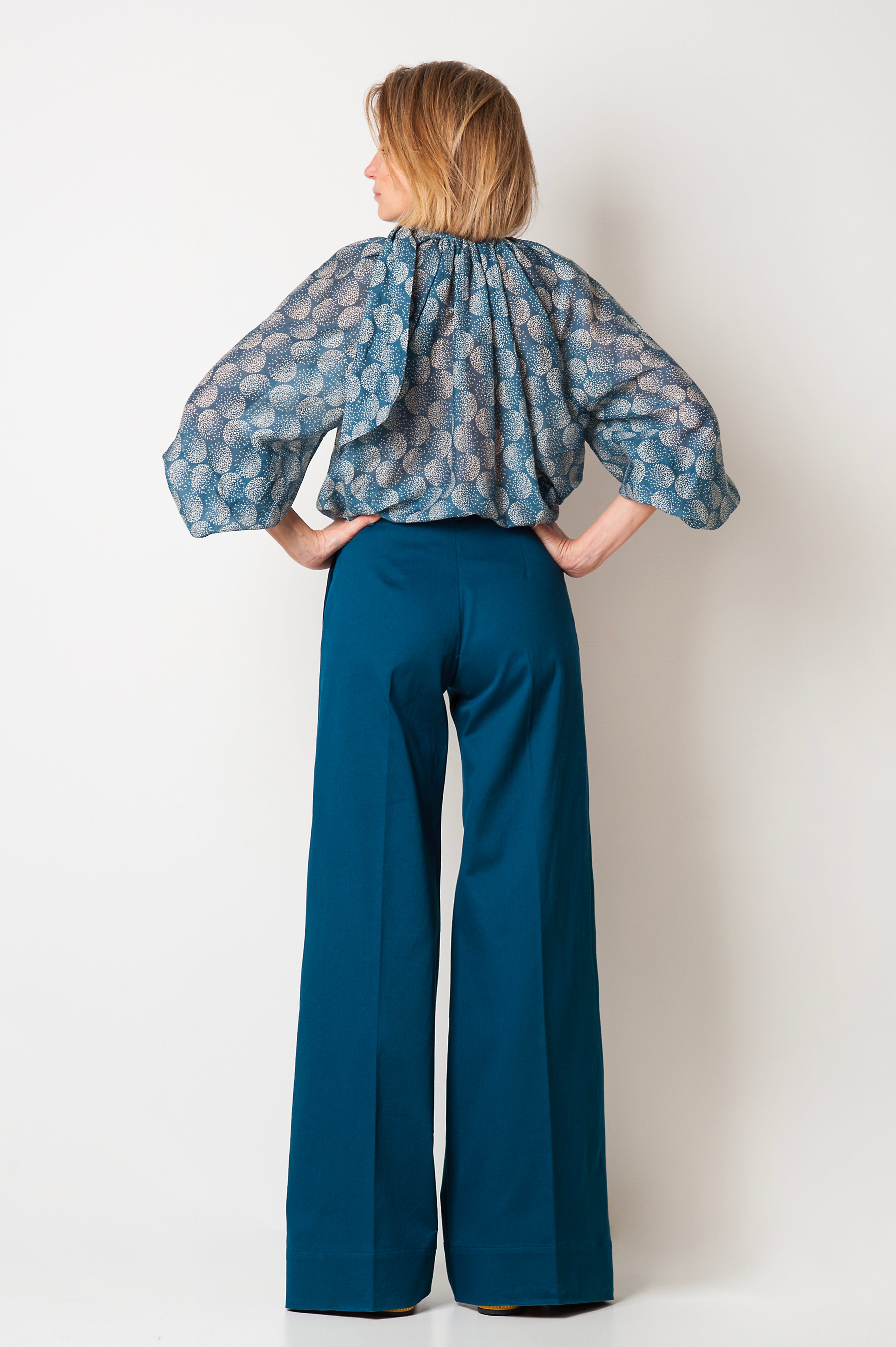 BLUSA SETA CON SCIARPA SOFFIONI