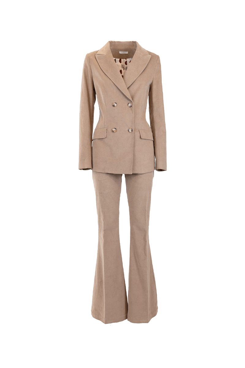 Pantalone a zampa in velluto millerighe, abbinato a giacca elegante, in tonalità beige, per un look raffinato e femminile.