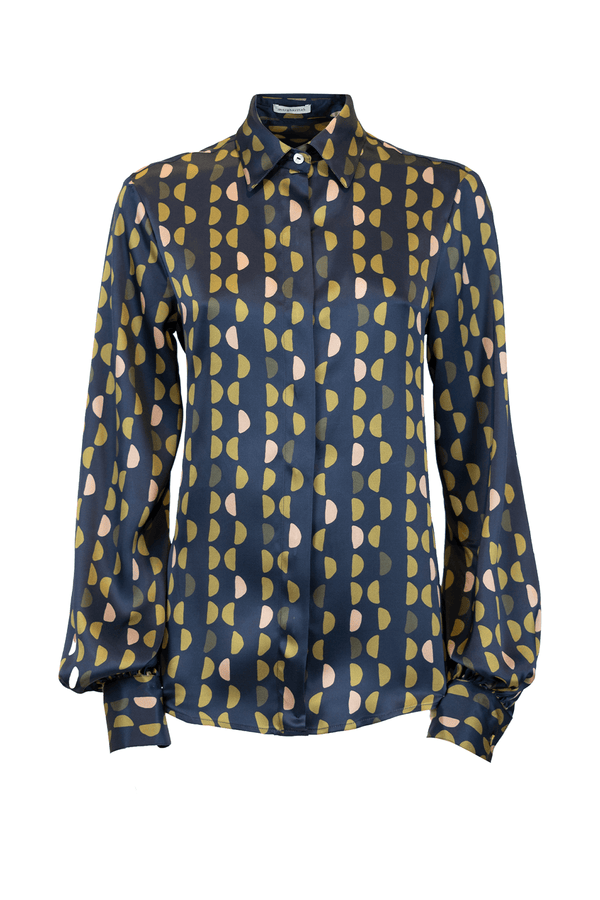 Elegante camicia in pura seta con stampa geometrica, maniche leggermente arricciate e collo all’italiana.