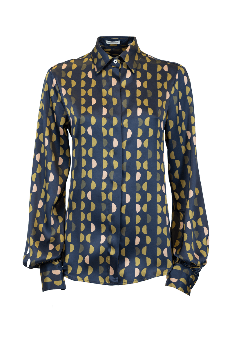 Elegante camicia in pura seta con stampa geometrica, maniche leggermente arricciate e collo all’italiana.