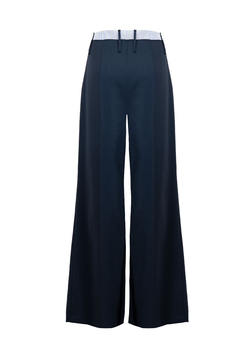 Ampio pantalone in lana, elegante e disinvolto, con cintura in cotone rigato per un accento grafico.